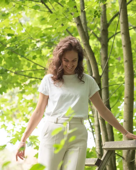 Lauren Hendriks, lachend tussen het groen
